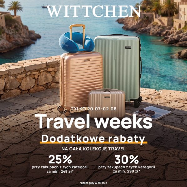 Plakat promocyjny akcji Travel Weeks w salonie Wittchen w Galerii Młociny. Na pierwszym planie na kamiennym tarasie nad błękitnym morzem ustawione są dwie walizki (złota i zielona), złota kosmetyczka oraz niebieska poduszka podróżna na szyję. W dolnej części obrazka umieszczono białe napisy: TYLKO 20.07-02.08, Travel weeks, Dodatkowe rabaty NA CAŁĄ KOLEKCJĘ TRAVEL oraz progi rabatowe: 25% przy zakupach za min. 249 zł i 30% przy zakupach za min. 299 zł. Na górze widnieje białe logo WITTCHEN.