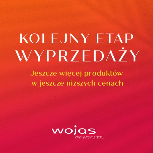 Plakat promocyjny marki Wojas w Galerii Młociny na cieniowanym tle przechodzącym od koloru pomarańczowego do ciemnoróżowego z białym napisem Kolejny etap wyprzedaży oraz żółtym tekstem Jeszcze więcej produktów w jeszcze niższych cenach.