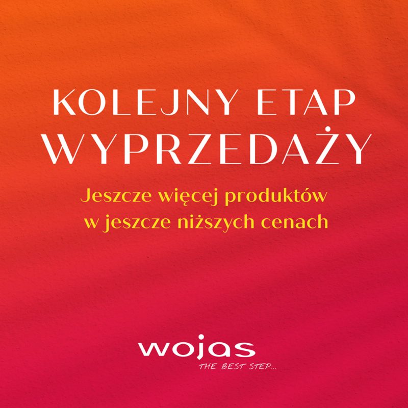 Plakat promocyjny marki Wojas w Galerii Młociny na cieniowanym tle przechodzącym od koloru pomarańczowego do ciemnoróżowego z białym napisem Kolejny etap wyprzedaży oraz żółtym tekstem Jeszcze więcej produktów w jeszcze niższych cenach.