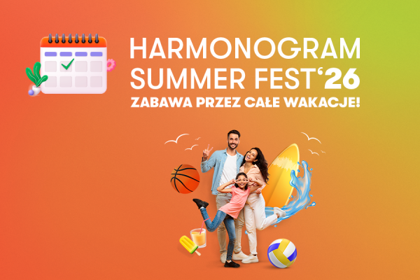 Grafika reklamowa zapowiada wydarzenie „SUMMER FEST ’26” pod hasłem „ZABAWA PRZEZ CAŁE WAKACJE!”. Na pomarańczowo-zielonym tle umieszczono ikonę kalendarza oraz radosną rodzinę w otoczeniu wakacyjnych atrybutów, takich jak piłki, lód na patyku i deska surfingowa.