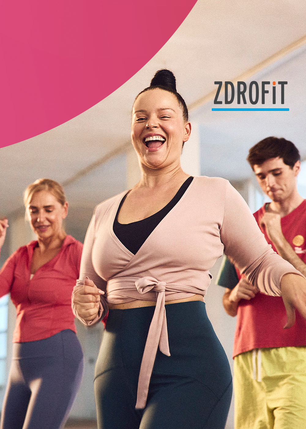 Mobilny plakat promocyjny darmowej Zumby w Galerii Młociny. Pionowa kompozycja przedstawiająca uśmiechniętych uczestników zajęć na Tarasie, duże napisy informujące o wtorkowych treningach o godzinie 18:00 w sierpniu oraz logotypy Galerii Młociny i klubu Zdrofit.