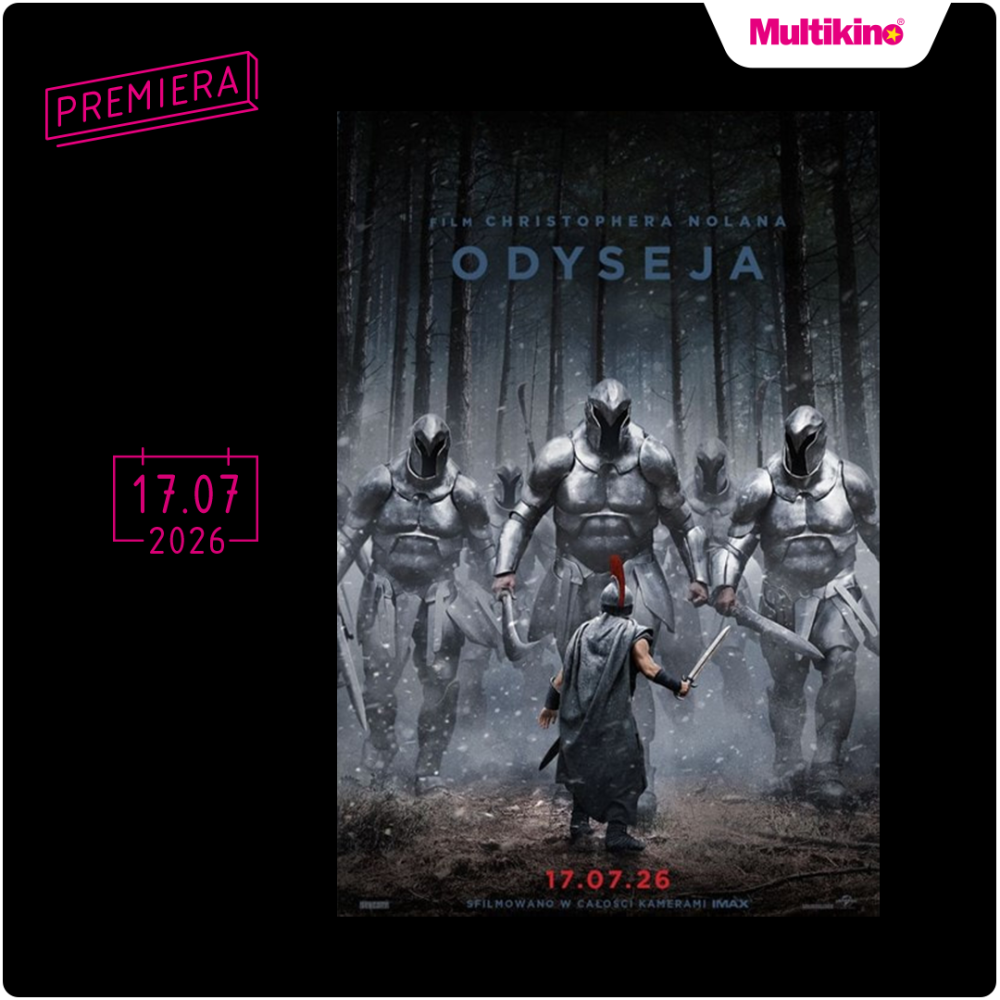 Grafika przedstawia plakat filmu Christophera Nolana pod tytułem „Odyseja”, na którym samotny wojownik z mieczem stawia czoła grupie olbrzymich, opancerzonych postaci w mrocznym lesie. Po bokach plakatu, na czarnym tle, umieszczono różowe oznaczenia premierowe z datą „17.07.2026” oraz logo sieci kin Multikino w prawym górnym rogu.
