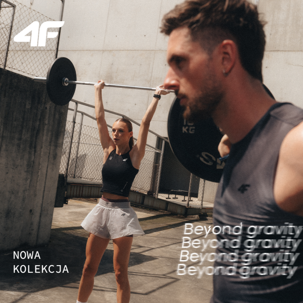 Zdjęcie wizerunkowe marki 4F z kolekcji „Beyond Gravity” przedstawiające dwójkę trenujących osób. Kobieta wyciska sztangę nad głowę, a na pierwszym planie widoczny jest mężczyzna ze sztangą na barkach.