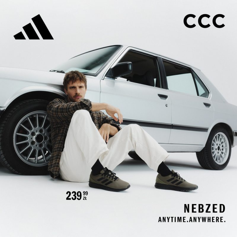 Kampania reklamowa CCC i adidas z udziałem Macieja Musiała. Aktor siedzi oparty o przednie koło srebrnego samochodu, mając na sobie oliwkowe buty adidas Nebzed w cenie 239,99 zł.