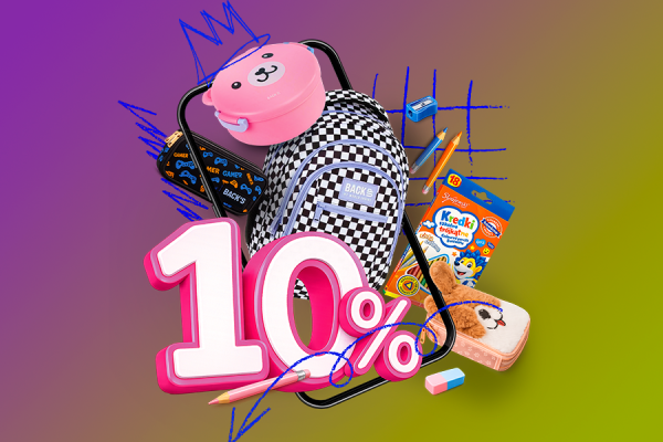 Grafika promocyjna z dużym trójwymiarowym napisem 10% oraz zestawem przyborów szkolnych: plecakiem w czarno-białą szachownicę, piórnikami, kredkami St.Majewski, śniadaniówką z misiem i gumką do ścierania.