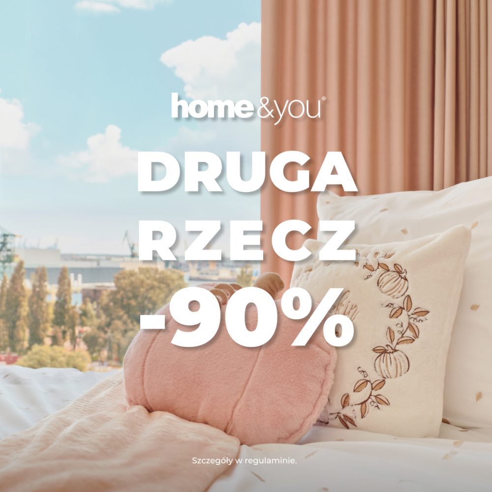 Kwadratowa grafika promocyjna marki home&you przedstawiająca przytulną sypialnię. Na łóżku z wzorzystą, jasną pościelą leży różowy koc oraz dekoracyjna poduszka w kształcie dyni. W tle widoczne okno z widokiem na miasto i beżowo-różowa zasłona. Na środku umieszczono białe logo home&you i napis DRUGA RZECZ -90%.
