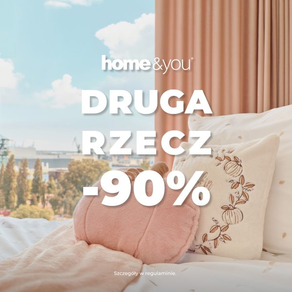 Kwadratowa grafika promocyjna marki home&you przedstawiająca przytulną sypialnię. Na łóżku z wzorzystą, jasną pościelą leży różowy koc oraz dekoracyjna poduszka w kształcie dyni. W tle widoczne okno z widokiem na miasto i beżowo-różowa zasłona. Na środku umieszczono białe logo home&you i napis DRUGA RZECZ -90%.