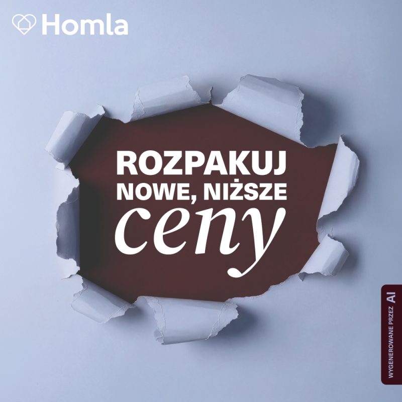 Grafika promocyjna marki Homla. Na jasnozielonym tlocie widoczny jest otwór z postrzępionymi brzegi papieru odsłaniający ciemnobordowe tło. Wewnątrz otworu znajduje się duży biały napis ROZPAKUJ NOWE, NIŻSZE ceny z dekoracyjną czcionką w słowie ceny. W lewym górnym rogu umieszczono białe logo Homla z sercem, a w prawym dolnym narożniku pionowy znaczek WYGENEROWANE PRZEZ AI.