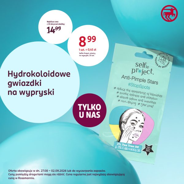 Kwadratowy baner promocyjny drogerii Rossmann w jasnobłękitnej tonacji z trójwymiarowymi kulami w tle. Po prawej stronie widoczne błękitne opakowanie plastrów Selfie Project Anti-Pimple Stars 20 sztuk oraz czerwone logo Rossmann. Po lewej stronie białe koła z napisami Hydrokoloidowe gwiazdki na wypryski, cena promocyjna 8,99 zł oraz najniższa cena z 30 dni przed obniżką 14,99 zł. W centrum bordowe kółko z tekstem TYLKO U NAS. Na dole informacja o dacie trwania promocji 27.08-02.09.2026.