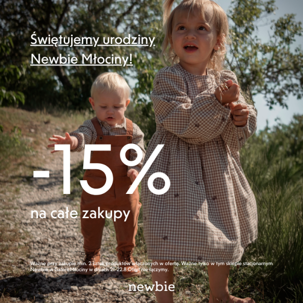 Baner promocyjny marki Newbie z okazji urodzin sklepu w Galerii Młociny, oferujący rabat -15% na całe zakupy. Na zdjęciu dwójka dzieci w ubrankach w stylu vintage spacerująca po ścieżce.