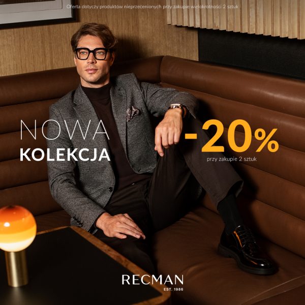 Grafika promocyjna marki Recman przedstawiająca eleganckiego mężczyznę w okularach o grubej oprawce, siedzącego na brązowej, skórzanej kanapie. Mężczyzna ma na sobie szarą marynarkę, ciemny golf oraz czarne spodnie i półbuty. Po lewej stronie widnieje biały napis „NOWA KOLEKCJA”, po prawej duży żółty napis „-20% przy zakupie 2 sztuk”, a na dole logo marki RECMAN EST. 1986.