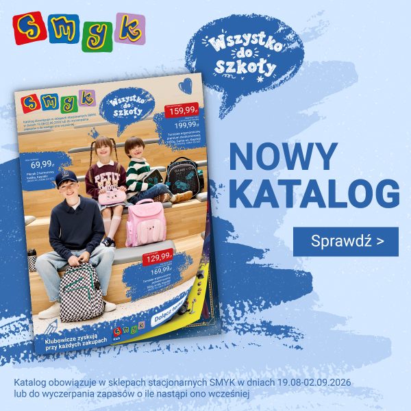 Bannerek reklamowy sklepu SMYK z hasłem „Wszystko do Szkoły NOWY KATALOG” i przyciskiem „Sprawdź ”. Po lewej stronie widoczna jest okładka katalogu szkolnego ze zdjęciem dzieci siedzących na schodach z plecakami i tornistrami, a na górze logo SMYK. U dołu znajduje się informacja, że katalog obowiązuje w sklepach stacjonarnych w dniach 19.08-02.09.2026 r.