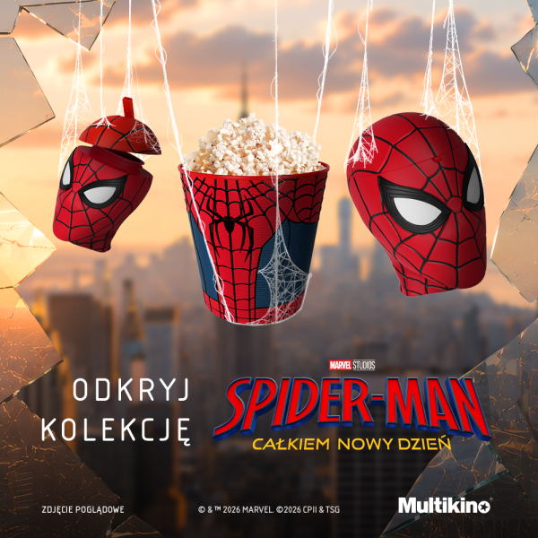 Plakat promocyjny sieci Multikino przedstawia kolekcję gadżetów z motywem Spider-Mana, w tym kubełek z popcornem i pojemnik na napój zwisające na pajęczynach. W dolnej części umieszczono napis „ODKRYJ KOLEKCJĘ SPIDER-MAN: CAŁKIEM NOWY DZIEŃ” na tle panoramy miasta o zachodzie słońca.