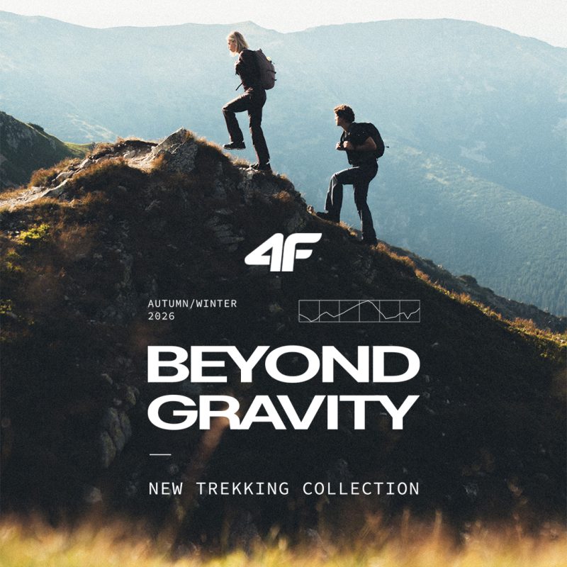 Zdjęcie wizerunkowe nowej kolekcji trekkingowej marki 4F na sezon jesień/zima 2026 pod hasłem „BEYOND GRAVITY”. Na szczycie górskim w słoneczny dzień dwójka wędrowców z plecakami wspina się po skalistym terenie. W centralnej części grafiki znajduje się białe logo 4F oraz napisy informujące o nowej kolekcji trekkingowej.