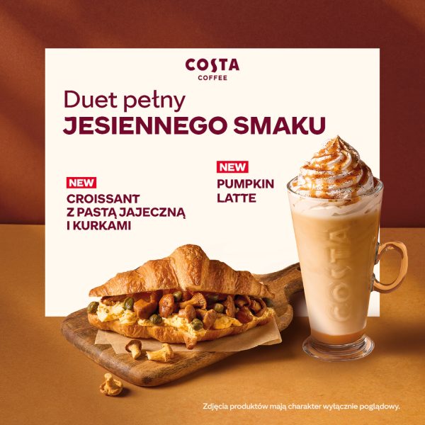 Grafika promocyjna sieci kawiarnii Costa Coffee prezentująca jesienne menu pod hasłem „Duet pełny jesiennego smaku”. Widoczny jest świeży croissant z pastą jajeczną i kurkami na drewnianej desce oraz wysoka szklanka z nową kawą Pumpkin Latte z bitą śmietaną i posypką. U góry znajduje się brązowe logo Costa Coffee.
