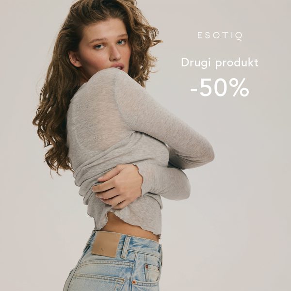 Kwadratowa fotografia reklamowa marki ESOTIQ przedstawiająca ujęcie modelki w ułożeniu z profilu, ubranej w jasnoszary bluzkę z długim rękawem oraz niebieskie dżinsy. Po prawej stronie na jasnoszarym tle umieszczono dyskretne białe logo ESOTIQ oraz napis Drugi produkt -50%.