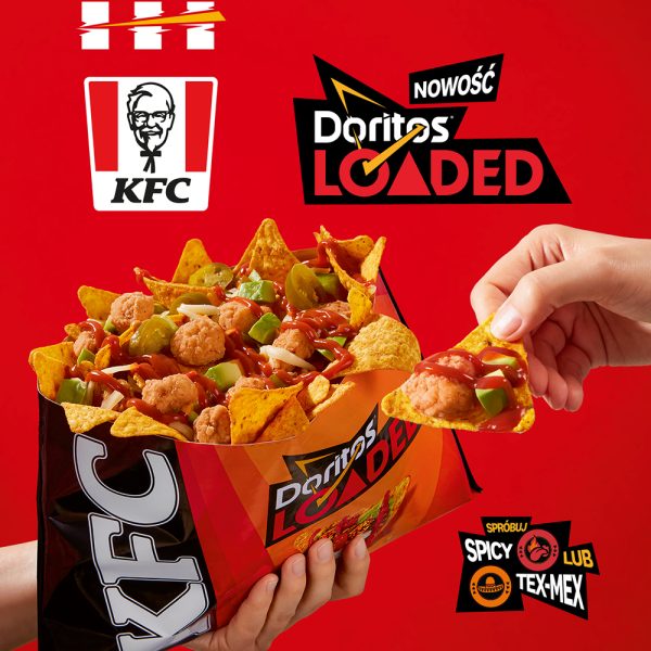 Kwadratowa czerwona grafika promocyjna sieci KFC. Dłonie trzymają czarno-pomarańczowe opakowanie z napisem Doritos LOADED, wypełnione nachosami Doritos, kulkami Popcorn Chicken, kawałkami awokado, papryczkami jalapeño oraz czerwonym sosem. W tle umieszczono logo KFC, czarny napis NOWOŚĆ Doritos LOADED oraz w prawym dolnym rogu logo SPRÓBUJ SPICY LUB TEX-MEX.