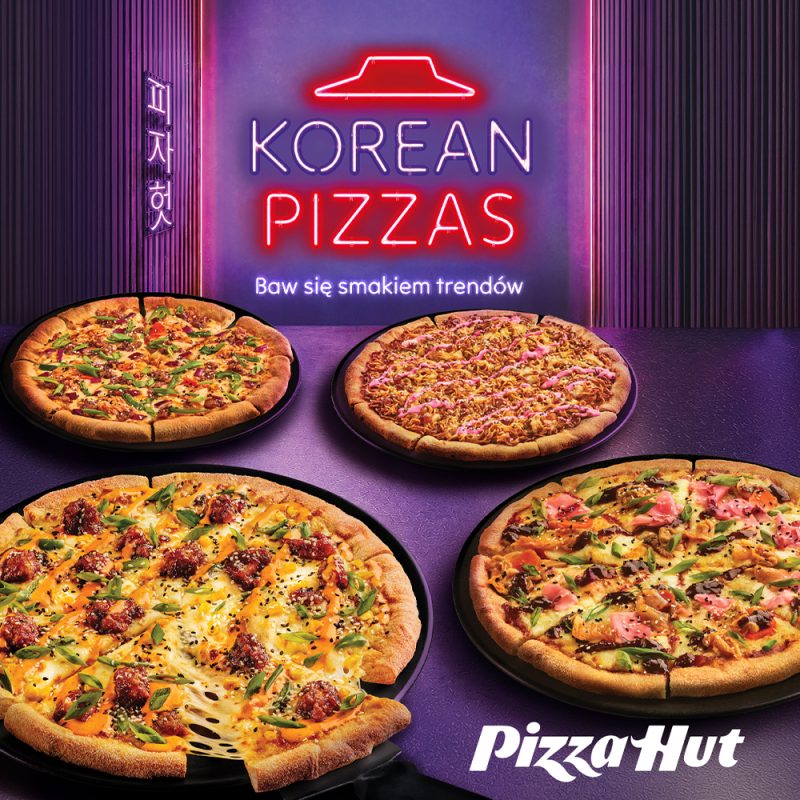 Kwadratowa grafika reklamowa sieci Pizza Hut z fioletowym, neonowym tłem i neonowym napisem KOREAN PIZZAS Baw się smakiem trendów. Na zdjęciu przedstawiono cztery placki pizzy: K-Pop posypaną makaronem i polaną różowym sosem, K-Soul z nuggetsami i kukurydzą, K-Vibe z płatkami różowego imbiru oraz K-Street z kawałkami kurczaka i szczypiorkiem.