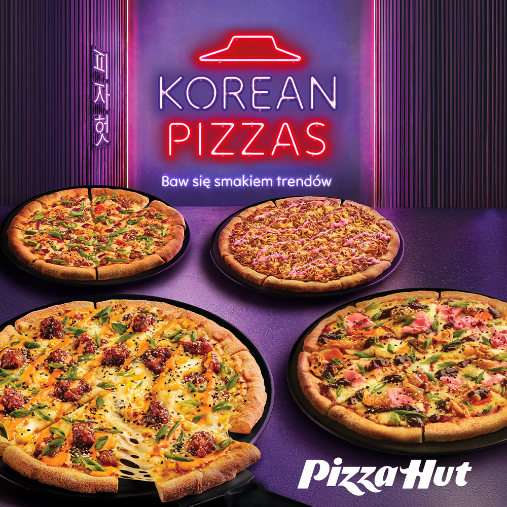 Kwadratowa grafika reklamowa sieci Pizza Hut z fioletowym, neonowym tłem i neonowym napisem KOREAN PIZZAS Baw się smakiem trendów. Na zdjęciu przedstawiono cztery placki pizzy: K-Pop posypaną makaronem i polaną różowym sosem, K-Soul z nuggetsami i kukurydzą, K-Vibe z płatkami różowego imbiru oraz K-Street z kawałkami kurczaka i szczypiorkiem.