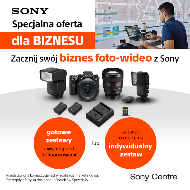 Jasna kwadratowa grafika reklamowa marki Sony Centre. W lewym górnym rogu widnieje czarny napis SONY Specjalna oferta dla BIZNESU oraz hasło Zacznij swój biznes foto-wideo z Sony. Na środku umieszczono zestaw sprzętu: aparat fotograficzny, obiektyw, lampę błyskową, mikrofon i akumulatory. W prawym górnym rogu widać mężczyznę pracującego przy komputerze i aparacie, a na dole dwa pomarańczowe koła z napisami: gotowe zestawy z wyceną pod dofinansowanie oraz zapytaj o ofertę na indywidualny zestaw.