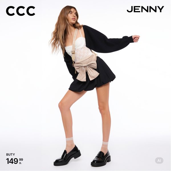 Modelka w czarnych lakierowanych loafersach marki Jenny Fairy i czarno-białej stylizacji prezentująca trendy z oferty salonu CCC w Galerii Młociny