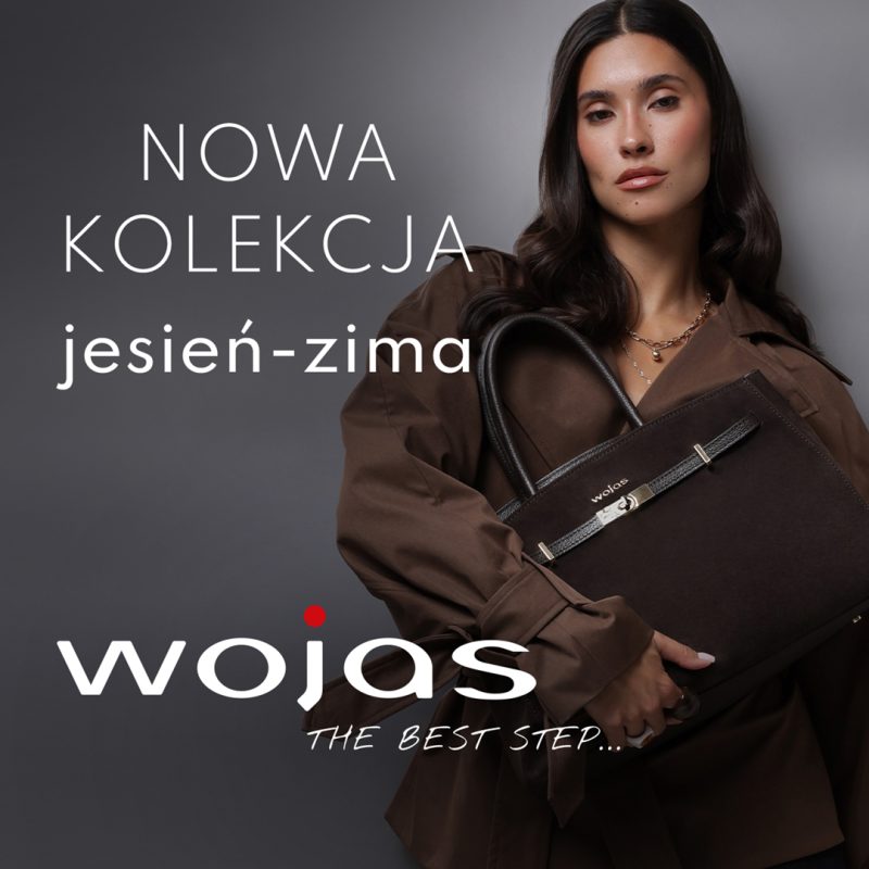 Kwadratowa grafika reklamowa marki Wojas na stonowanym szarym tle. Po prawej stronie widnieje ciemnowłosa modelka w brązowym płaszczu, trzymająca dużą, elegancką, ciemnobrązową skórzaną torbę. Po lewej stronie umieszczono biały napis NOWA KOLEKCJA jesień-zima, a poniżej duże białe logo wojas z czerwoną kropką nad literą j oraz hasłem THE BEST STEP....