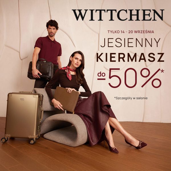 Zdjęcie wizerunkowe marki WITTCHEN reklamujące „JESIENNY KIERMASZ do -50%*” w dniach 14 - 20 września. Na pierwszym planie siedząca kobieta trzyma elegancką teczkę lub etui, ubrana w brązową bluzkę, spódnicę i szpilki, a obok niej stoi złota walizka podróżna. W tle stoi mężczyzna trzymający skórzaną torbę biznesową. Na górze widnieje duży napis „WITTCHEN” oraz szczegóły promocji i adnotacja „*Szczegóły w salonie”.