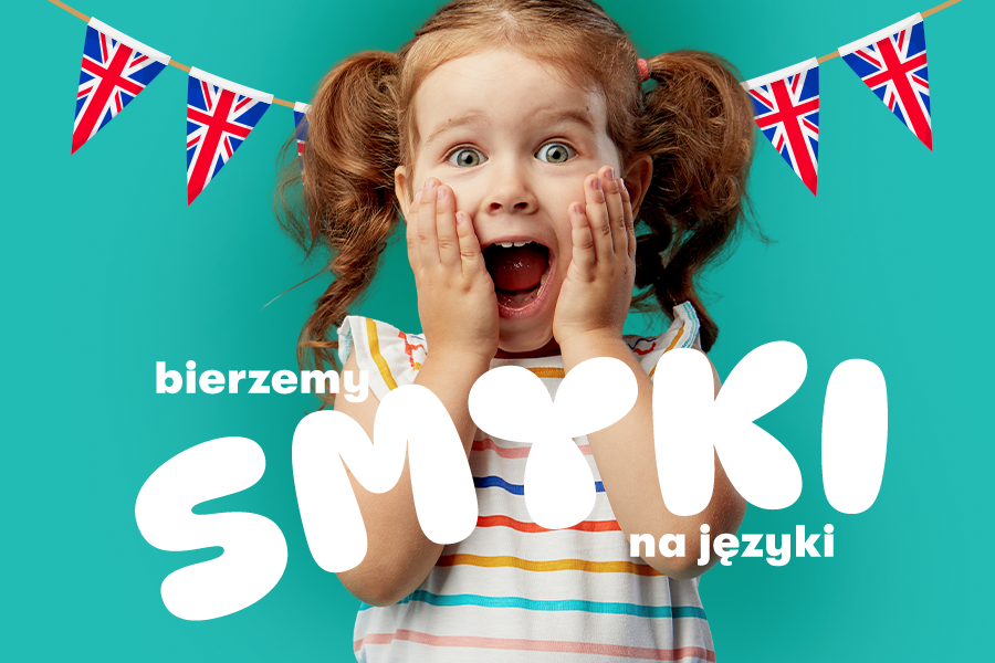 Galeria Młociny Bierzemy smyki na języki angielski dla dzieci warsztaty Warszawa Bielany dziewczynka z brytyjskimi chorągiewkami