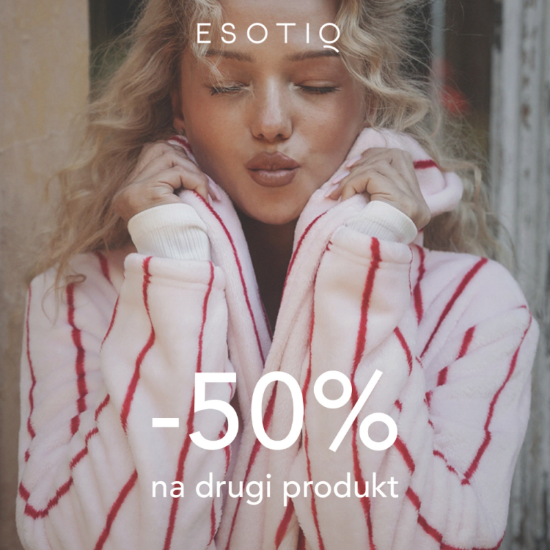 Kobieta z zamkniętymi oczami otulająca się miękkim, różowym szlafrokiem w czerwone paski, z logo ESOTIQ i napisem „-50% na drugi produkt”