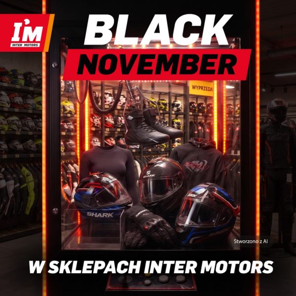 Podświetlona witryna z kaskami motocyklowymi Shark, rękawicami, butami i odzieżą, na tle sklepu z półkami pełnymi kasków, z napisem „Black November w sklepach Inter Motors”