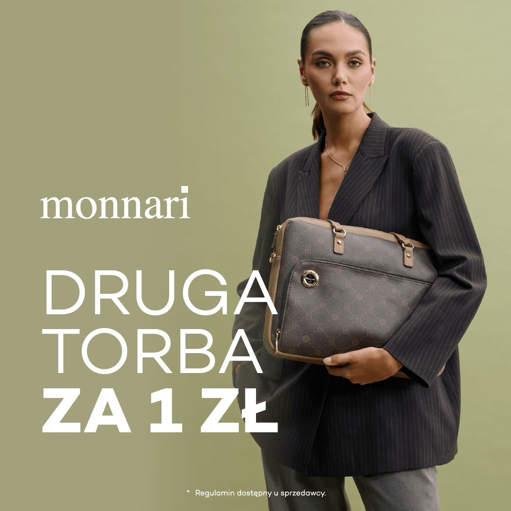 Kobieta w ciemnej marynarce w prążki trzymająca brązową torbę z monogramem Monnari, na oliwkowym tle z napisem „Druga torba za 1 zł”