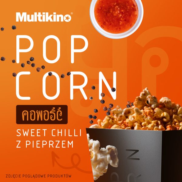 Czarny kubełek chrupiącego popcornu obsypanego ziarnami czarnego pieprzu obok miseczki z sosem sweet chilli w oprawie graficznej Multikina dla Galerii Młociny w Warszawie