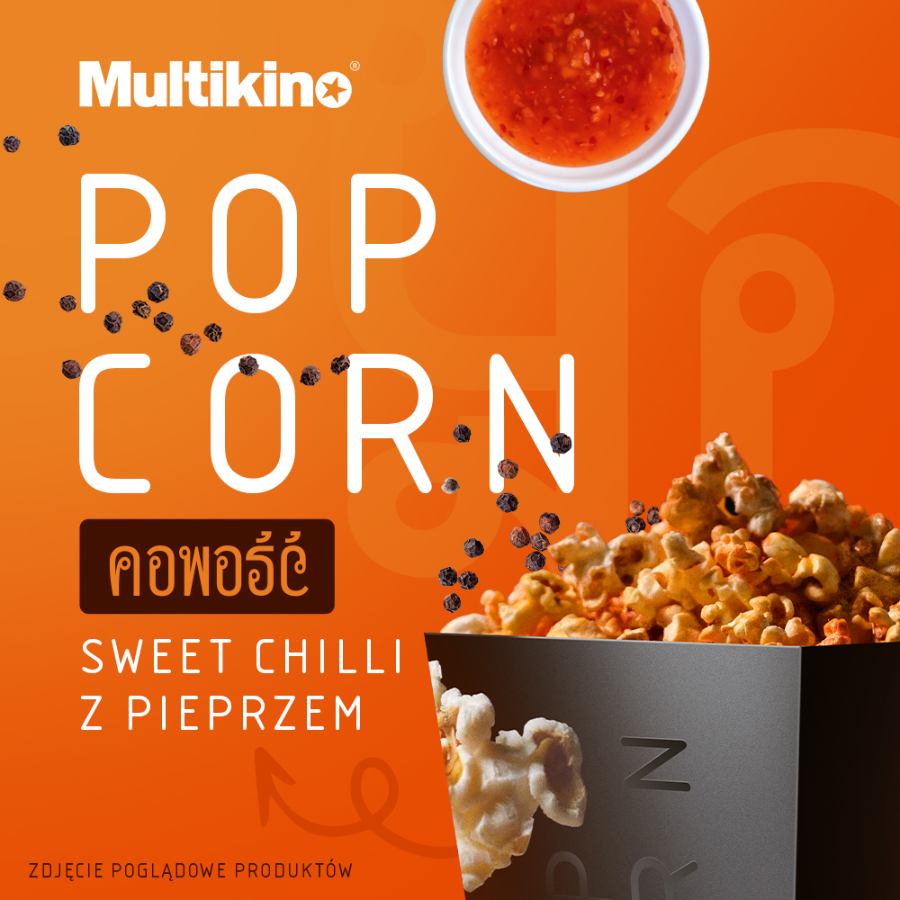 Czarny kubełek chrupiącego popcornu obsypanego ziarnami czarnego pieprzu obok miseczki z sosem sweet chilli w oprawie graficznej Multikina dla Galerii Młociny w Warszawie