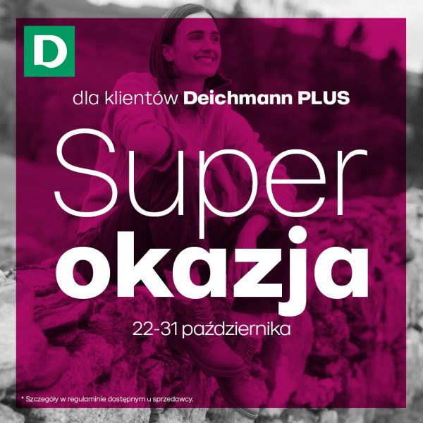 Uśmiechnięta kobieta w dzianinowym swetrze na tle natury z grafiką z logo Deichmann i napisem SUPER OKAZJA dla klientów Deichmann PLUS w Galerii Młociny w Warszawie