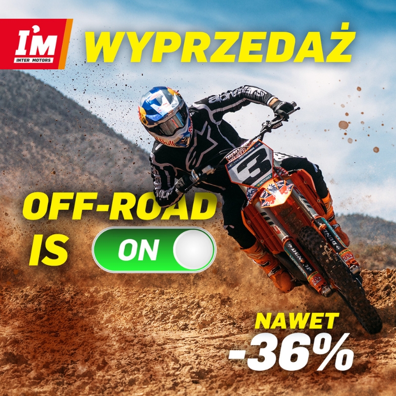 Motocyklista na motocyklu krosowym w tumanach kurzu w grafice promocyjnej Wyprzedaż OFF-ROAD IS ON dla sklepu Inter Motors w Galerii Młociny w Warszawie