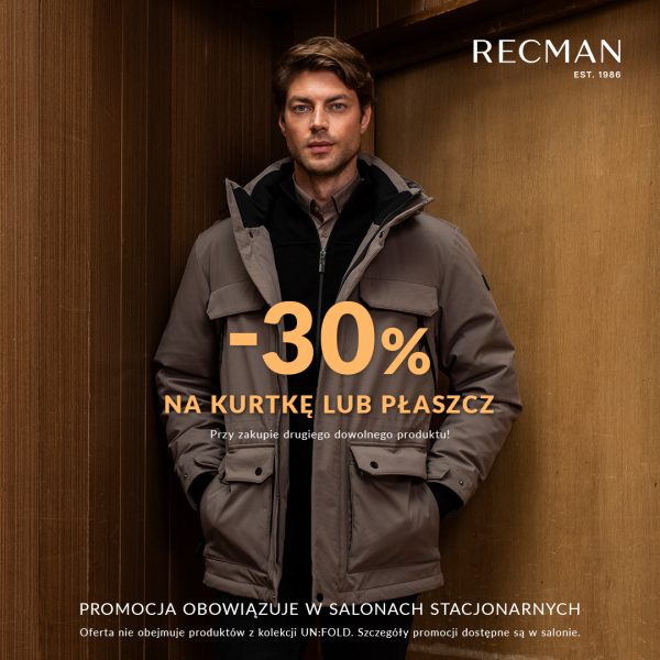 Mężczyzna w beżowej jesiennej kurtce z kieszeniami na tle drewnianego wnętrza w grafice promocyjnej RECMAN dla Galerii Młociny w Warszawie
