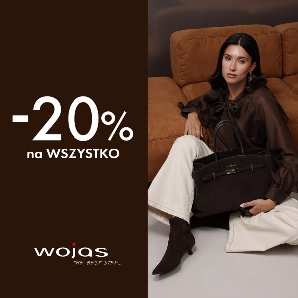 Elegancka modelka siedząca na brązowej kanapie prezentująca skórzaną torbę i obuwie marki WOJAS na brązowym tle z informacją o rabacie -20% na wszystko w Galerii Młociny w Warszawie