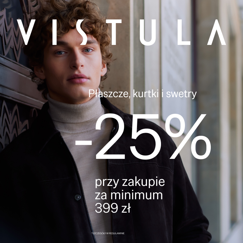 Kędzierzawy mężczyzna w jasnym swetrze z golfem i czarnej zamszowej kurtce opierający się o ścianę budynku, obok hasła „-25% przy zakupie za minimum 399 zł”