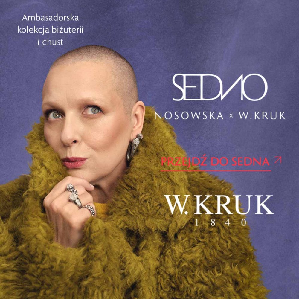 Portret Katarzyny Nosowskiej w zielonym puszystym okryciu, ozdobionej biżuterią z kolekcji SEDNO na fioletowym tle z logo W.KRUK w Galerii Młociny w Warszawie
