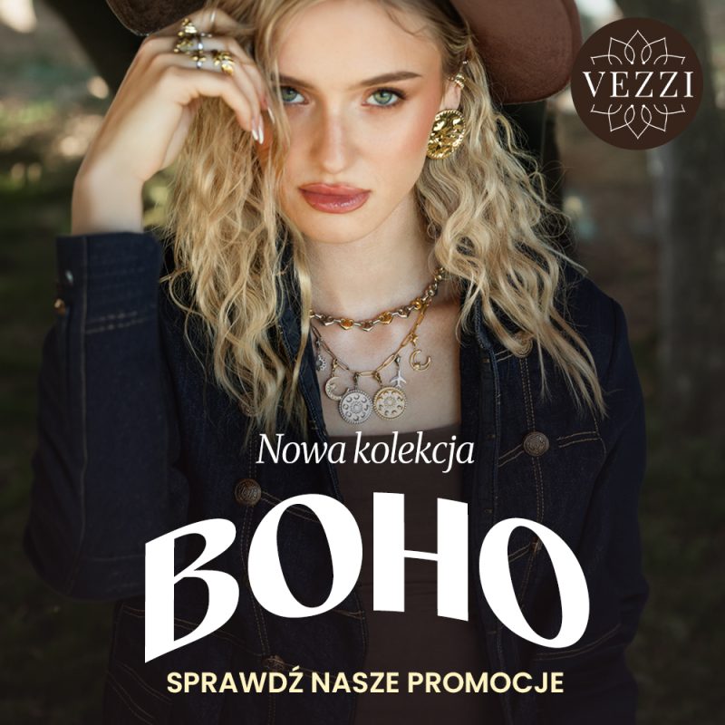 Grafika promocyjna marki Vezzi prezentująca nową kolekcję biżuterii „BOHO”. W prawym górnym rogu znajduje się brązowe logo marki „VEZZI” z motywem kwiatowym. Na pierwszym planie widoczna jest modelka z blond włosami i kapeluszem, ubrana w ciemną kurtkę oraz ozdobną biżuterię w stylu boho, w tym liczne pierścionki, duże kolczyki oraz warstwowe naszyjniki z zawieszkami. W centralnej części umieszczono napisy: „Nowa kolekcja”, duży biały tytuł „BOHO” oraz wezwanie do działania u dołu: „SPRAWDŹ NASZE PROMOCJE”.