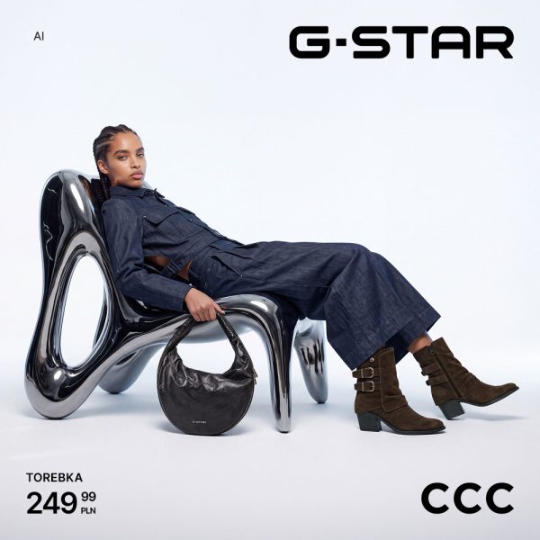 Grafika promocyjna kolekcji G-Star w sklepach CCC. Na jasnym tle modelka ubrana w dżinsowy kombinezon półleży na nowoczesnym, metalicznym, chromowanym fotelu o nieregularnym kształcie. Obok fotela leży czarna skórzana torebka, a modelka ma na sobie brązowe zamszowe botki na obcasie. W górnej części widnieje logo marki „G-STAR”, w prawym dolnym rogu logo „CCC”, a po lewej stronie u dołu informacja produktowa: „TOREBKA 249,99 PLN”.