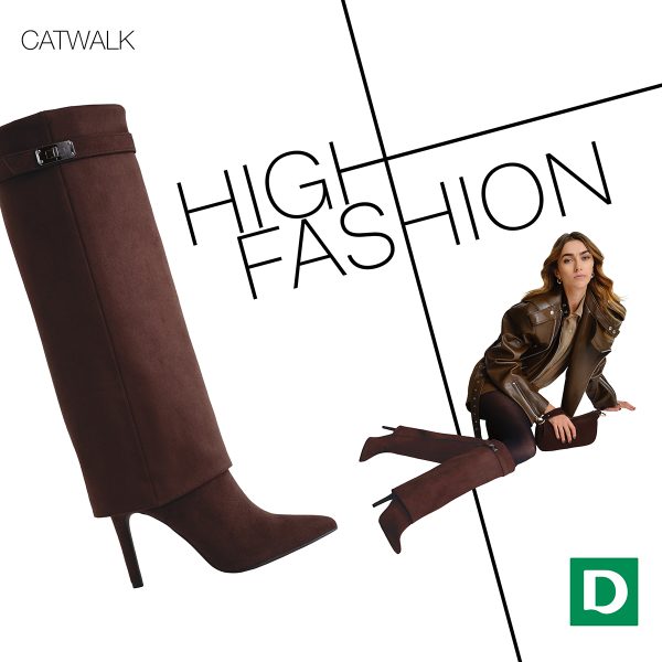Grafika promocyjna marki Deichmann prezentująca kolekcję obuwia „High Fashion” linii Catwalk. W lewym górnym rogu znajduje się napis „CATWALK”, a w prawym dolnym rogu widnieje zielone logo marki z literą „D”. Na białym tle podzielonym czarnymi liniami po lewej stronie przedstawiono z bliska brązowy, zamszowy kozak na szpilce z wywijaną cholewką i ozdobną klamrą. W prawym sektorze widoczna jest modelka w brązowej kurtce i ciemnych rajstopach, siedząca na podłodze i prezentująca te same kozaki.