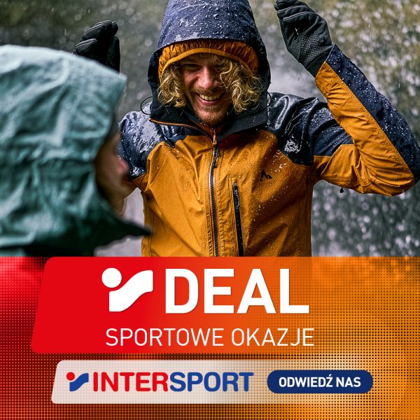 Grafika promocyjna sieci Intersport prezentująca akcję „Deal – Sportowe okazje”. W górnej części widoczny jest uśmiechnięty mężczyzna z kręconymi włosami, ubrany w kurtkę outdoorową z kapturem w odcieniach miodowym i granatowym, który radośnie gestykuluje na zewnątrz w deszczu. W dolnej części na czerwono-pomarańczowym tle znajduje się duże logo i nazwa akcji „Deal Sportowe okazje”, a poniżej logo marki Intersport oraz przycisk „Odwiedź nas”.