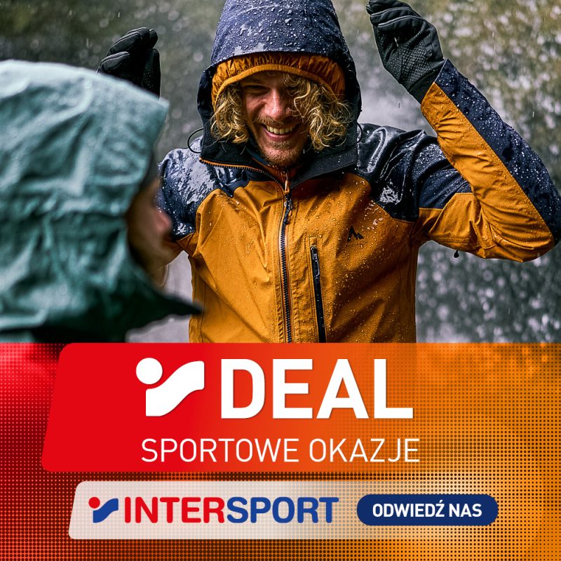 Grafika promocyjna sieci Intersport prezentująca akcję „Deal – Sportowe okazje”. W górnej części widoczny jest uśmiechnięty mężczyzna z kręconymi włosami, ubrany w kurtkę outdoorową z kapturem w odcieniach miodowym i granatowym, który radośnie gestykuluje na zewnątrz w deszczu. W dolnej części na czerwono-pomarańczowym tle znajduje się duże logo i nazwa akcji „Deal Sportowe okazje”, a poniżej logo marki Intersport oraz przycisk „Odwiedź nas”.