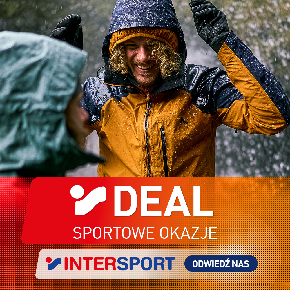 Grafika promocyjna sieci Intersport prezentująca akcję „Deal – Sportowe okazje”. W górnej części widoczny jest uśmiechnięty mężczyzna z kręconymi włosami, ubrany w kurtkę outdoorową z kapturem w odcieniach miodowym i granatowym, który radośnie gestykuluje na zewnątrz w deszczu. W dolnej części na czerwono-pomarańczowym tle znajduje się duże logo i nazwa akcji „Deal Sportowe okazje”, a poniżej logo marki Intersport oraz przycisk „Odwiedź nas”.