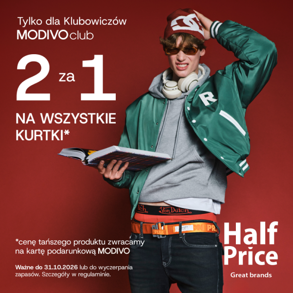 Grafika promocyjna marki HalfPrice skierowana do klubowiczów MODIVO club. Na czerwonym tle w górnej części znajduje się informacja „Tylko dla Klubowiczów MODIVO club” oraz wielki napis „2 za 1”. Poniżej umieszczono doprecyzowanie „NA WSZYSTKIE KURTKI*”. Na zdjęciu pozuje uśmiechnięty model w okularach przeciwsłonecznych, czapce z daszkiem, zielonej kurtce typu bomber, szarej bluzie oraz jeansach z widocznym paskiem, trzymający otwartą książkę. W prawym dolnym rogu widnieje białe logo marki „HalfPrice Great brands”. W lewym dolnym rogu zamieszczono warunki akcji: „*cenę tańszego produktu zwracamy na kartę podarunkową MODIVO” oraz dopisek „Ważne do 31.10.2026 lub do wyczerpania zapasów. Szczegóły w regulaminie.”.
