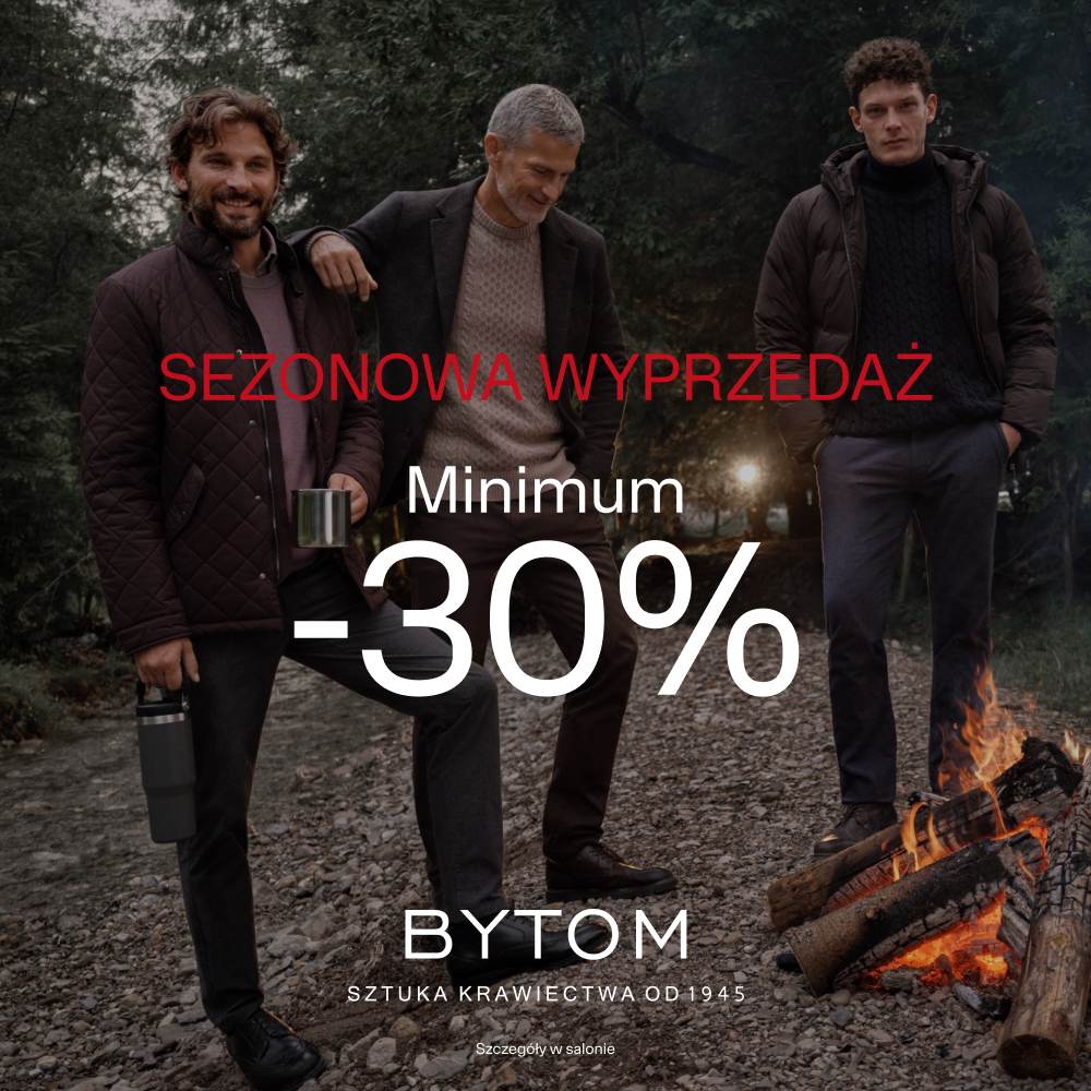 Grafika promocyjna marki Bytom informująca o sezonowej wyprzedaży. W lewym dolnym rogu znajduje się logo marki „BYTOM SZTUKA KRAWIECTWA OD 1945”. Na zdjęciu w plenerze, w pobliżu ogniska w lesie, stoi trójka eleganckich mężczyzn w jesiennych ubraniach, takich jak pikowane kurtki, swetry i spodnie. W centralnej części umieszczono czerwony napis „SEZONOWA WYPRZEDAŻ”, wielki biały tekst „Minimum -30%” oraz informację u dołu „Szczegóły w salonie”.